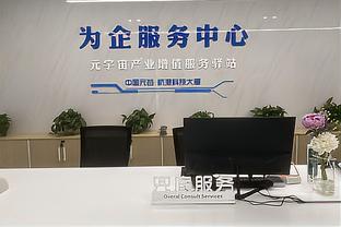 国门刘殿座社媒晒照，手放耳后摆出“倾听”造型